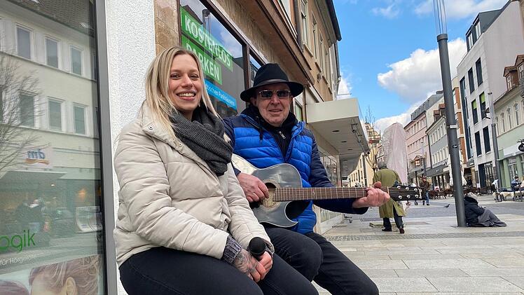 Die S&auml;ngerin Elena Kleinschrod und der Gitarrist Rainer Schediwak vom "Friday-Night-Duo" er&ouml;ffneten die Schweinfurter Stra&szlig;enmusikreihe.