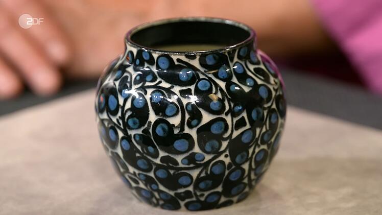 Die Vase aus Feinsteinzeug von Anfang des 20. Jahrhunderts wurde auf 100 bis 150 Euro gesch&auml;tzt.