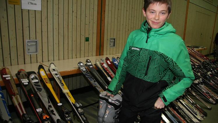 Ich weiß nicht, ob mir Skifahren überhaupt Spaß macht", ist sich Christopher Partheimüller noch unschlüssig und sucht nach einer Komplettausstattung. Denn eigentlich ist er Snowboarder. Aber in diesem Jahr fährt er ins Skilager.