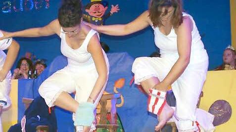 Bei einem Sketch zeigten die Ebenhäuser, wie sich Männer und Frauen duschen - in dezentem Outfit selbstverständlich.