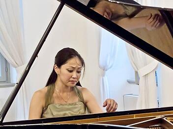 Mit einem anspruchsvollen Programm beeindruckte Kyoko Frank bei ihrem Soloabend im Festsaal des ehemaligen Jagdschlosses Bad Rodach.Fotos: Jochen Berger