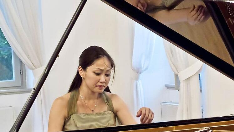 Mit einem anspruchsvollen Programm beeindruckte Kyoko Frank bei ihrem Soloabend im Festsaal des ehemaligen Jagdschlosses Bad Rodach.Fotos: Jochen Berger