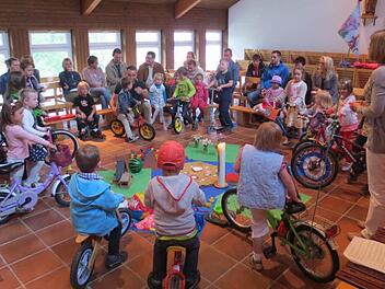 Von der Gottesdienstbeauftragten Susanne Raab (rechts) wurden die Lieblingsfahrzeuge der Kinder gesegnet. Foto: Helmut Raab