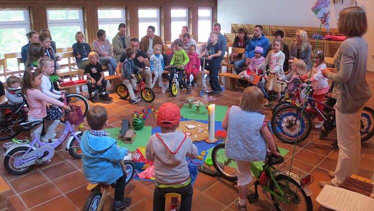 Von der Gottesdienstbeauftragten Susanne Raab (rechts) wurden die Lieblingsfahrzeuge der Kinder gesegnet. Foto: Helmut Raab
