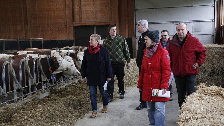 Kreisbäuerin Rosi Kraus, Christian Werner, Obmann Hermann Greif, Christiane Werner, Werner Nützel und Peter Schubert (v.l.) sehen sich im Stall um.  Foto: Josef Hofbauer