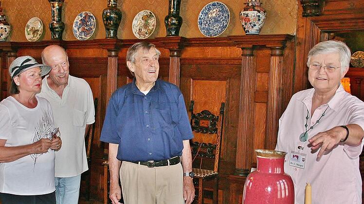 Die Kunsthistorikerin Dr. Cornelia Morper erklärt den Besuchern die Herkunft und Herstellungsart dieser chinesischen Vase. Seit 30 Jahren betreut die Spezialistin für chinesische und japanische Vasen die Aschacher Sammlung. Fotos: Werner Vogel