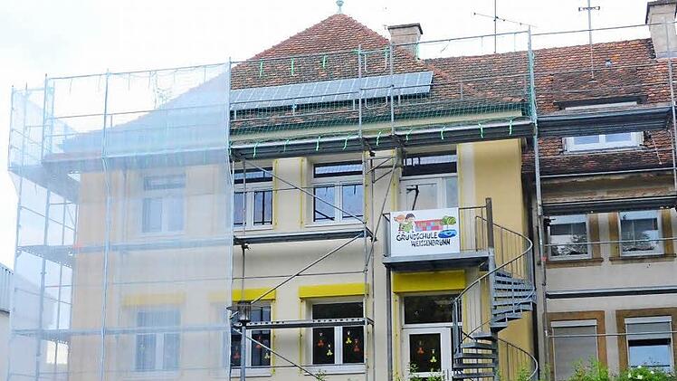 Zur Absicherung und zum Schutz vor herabfallenden Ziegel wurde schon im Vorfeld der Dachsanierung an der Grundschule Weißenbrunn ein Gerüst mit Schutzhülle aufgebaut. Die Sanierung soll am 2. November zu den Herbstferien beginnen. Foto: K.- H. Hofmann
