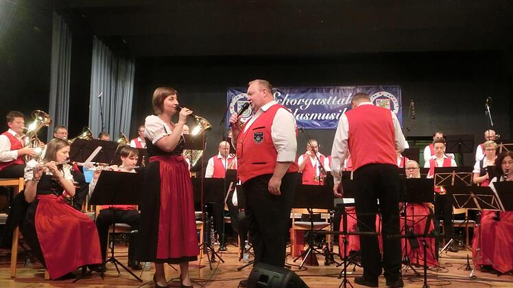 Die Schorgasttaler Blasmusik mit dem Gesangsduo Claudia Goller und Jürgen Friedrich.Tobias Braunersreuther