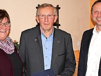 Seit 50 Jahren ist Rudolf Hafner (Mitte) Mitglied der CSU. Die Ehrung nahmen Kreisrätin Brigitte Soziaghi (links) und CSU-Ortsvorsitzender und Bürgermeister Robert Bosch vor.  Foto: Werner Reißaus