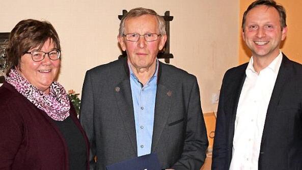 Seit 50 Jahren ist Rudolf Hafner (Mitte) Mitglied der CSU. Die Ehrung nahmen Kreisrätin Brigitte Soziaghi (links) und CSU-Ortsvorsitzender und Bürgermeister Robert Bosch vor.  Foto: Werner Reißaus