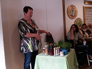 Kr&auml;uterp&auml;dagogin Evi Treuting stellte Kr&auml;uter und ihre Einsatzm&ouml;glichkeiten vor.  Foto: Ulrike Lor&ouml;sch