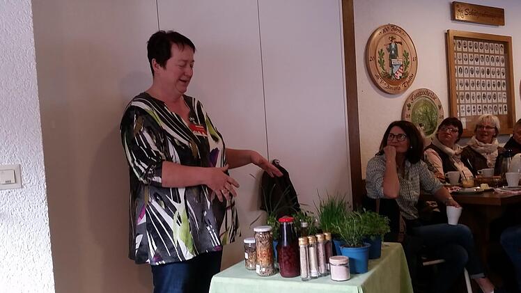 Kr&auml;uterp&auml;dagogin Evi Treuting stellte Kr&auml;uter und ihre Einsatzm&ouml;glichkeiten vor.  Foto: Ulrike Lor&ouml;sch