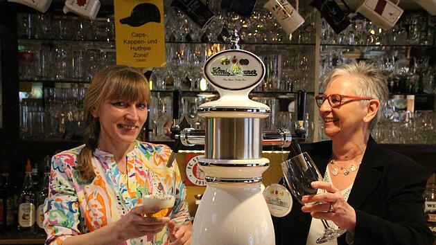 Ingrid G&uuml;ldener (rechts) &uuml;berl&auml;sst Svetlana H&auml;ke den Zapfhahn in der K&ouml;nig-Pilsener-Stube.  Fotos: Leonie Hauck