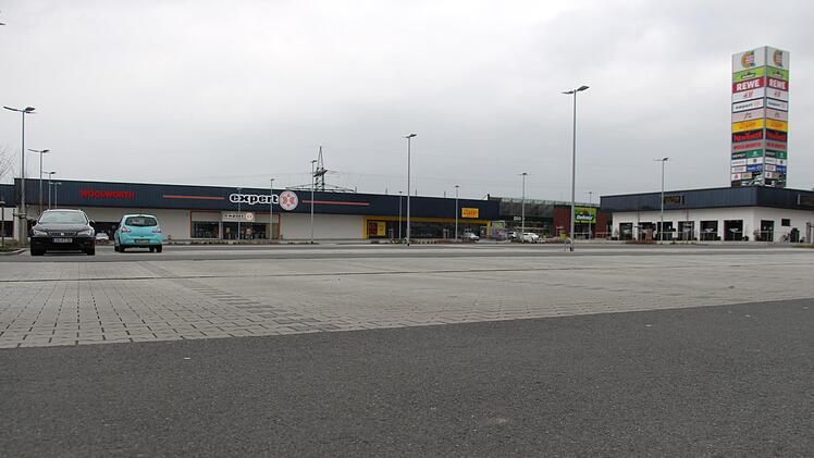Ausgangsbeschränkung wegen des Coronavirus:  Parkplatz des Aischpark-Centers. Die meisten Geschäfte sind geschlossen.  Foto: Christian Bauriedel