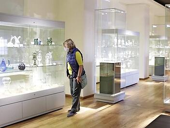 Anne Sauter aus München sieht die geringen Besucherzahlen als Vorteil: Ungestört kann sie die Kunstsammlungen der Veste Coburg auf sich wirken lassen.. Fotos: Marieke Fiala