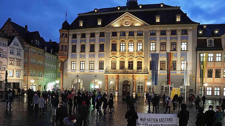 "Danke statt spazieren gehen" hieß die Gegenveranstaltung auf dem Marktplatz in Coburg.