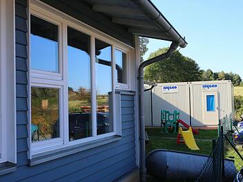 Die Kinderkrippe in Fischbach war bislang direkt neben dem Fischbacher Kindergarten in Containern untergebracht. Jetzt erfolgt ein Anbau, der jedoch teurer als geplant wird. Foto: Archiv
