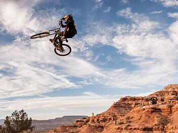 Der bekannte Bike-Profi Andreu Lacondeguy fliegt mit den Bikes von YT-Industries aus Forchhem durch die Lüfte. Foto: YT-industries