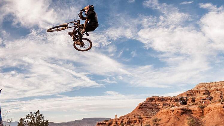 Der bekannte Bike-Profi Andreu Lacondeguy fliegt mit den Bikes von YT-Industries aus Forchhem durch die Lüfte. Foto: YT-industries