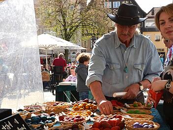 Walter Hilsendegen an seinem Stand beim Kissinger Frühlingsmarkt. Fotos: Peter Rauch