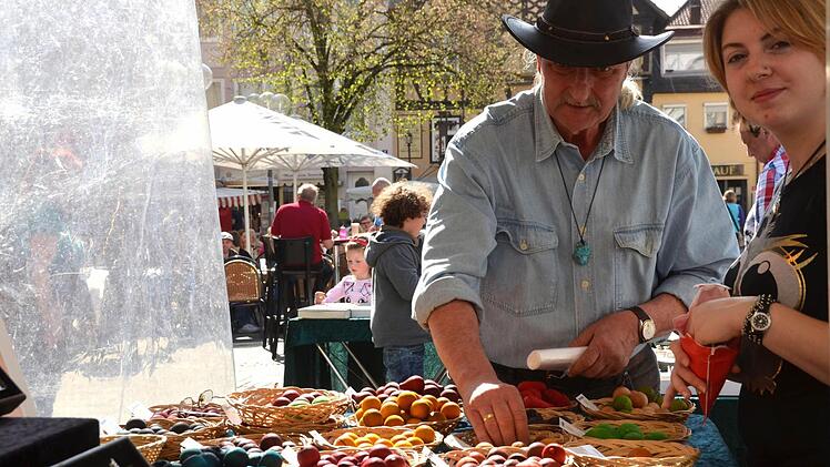 Walter Hilsendegen an seinem Stand beim Kissinger Frühlingsmarkt. Fotos: Peter Rauch