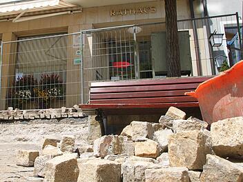 Die Stufen hinauf zum Rathaus werden erneuert. Doch im Moment tut sich auf der Baustelle nichts. Foto: Ulrike Müller