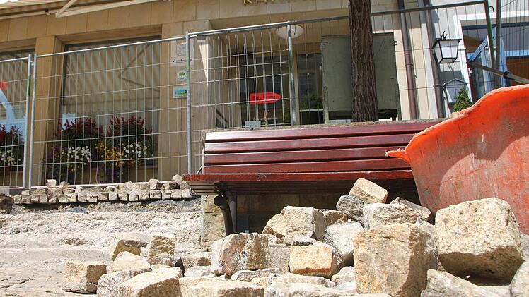 Die Stufen hinauf zum Rathaus werden erneuert. Doch im Moment tut sich auf der Baustelle nichts. Foto: Ulrike Müller