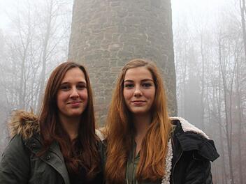 Sally Mattes (links) und Emilia Zietz haben einen lebensmüden Mann vor dem Freitod bewahrt. Der 45-Jährige wollte vom Rehturm springen.