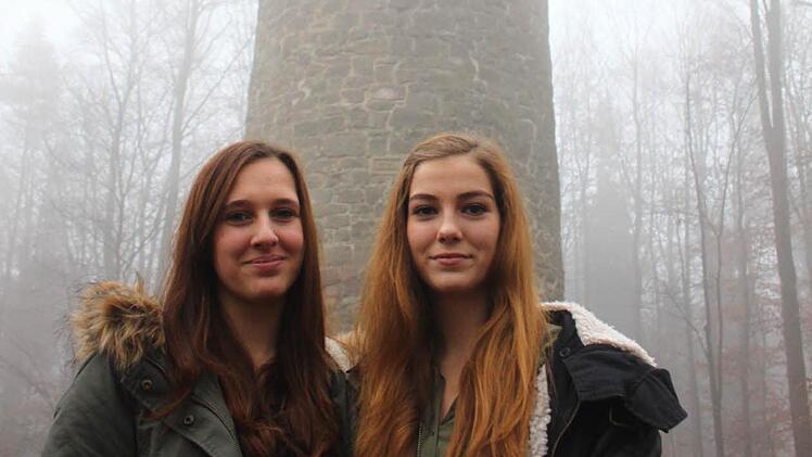 Sally Mattes (links) und Emilia Zietz haben einen lebensmüden Mann vor dem Freitod bewahrt. Der 45-Jährige wollte vom Rehturm springen.