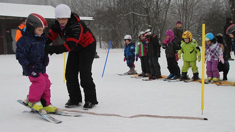Skilehrerin Simone zeigt dem Mädchen, wie die "Pizza" geht.