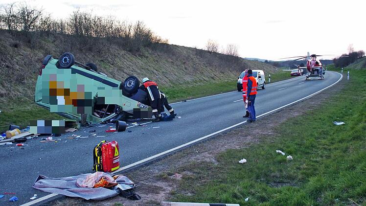 Ein Rettungshubschrauber landete wenige Meter neben der Unfallstelle auf der Bundesstraße 89. Foto: Marco Meißner