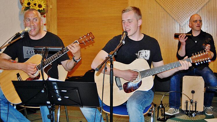 Für die musikalische Unterhaltung sorgte das Burkhardröther Trio "foUr" mit (von links) Willy und Philipp Kirchner sowie Frank Wehner.  Foto: Sigismund von Dobschütz