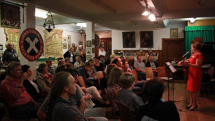 Anouk Chiche (rechts) beeindruckte im Heimatmuseum Ebern durch ihre Stimme und ihr Können an der Gitarre, aber auch durch ihre faszinierende Auswahl an deutschen, englischen und jiddischen Liedern.