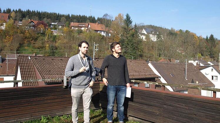Bei strahlendem Sonnenschein gefällt Fabian Ritter von Streitberg (li) und Alessandro Mussoni die Dachterrasse des Gerberhauses besonders gut.