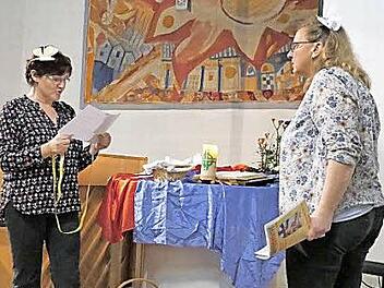Angelika und Elke spielen eine Szene kubanischer Frauen, die eine neue Altardecke schneidern wollen. Foto: Heike Reinersmann