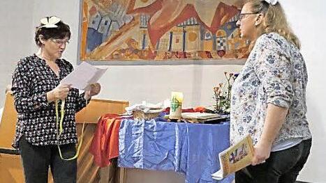 Angelika und Elke spielen eine Szene kubanischer Frauen, die eine neue Altardecke schneidern wollen. Foto: Heike Reinersmann