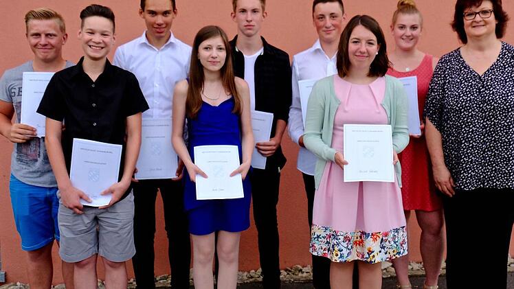 Schulleiterin Ingeborg Hoffmann (rechts) gratulierte den Klassenbesten (von links): Jan Lauster, Moritz Liegl, David Hirsch, Anna Spahn, Adrian Voigt, Noah Selbert, Melissa Greiner und Lina Heilmann. Foto: Gerd Schaar