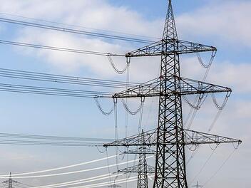 Mehr muss nicht sein: Wenn es nach den lokalen Politikern gehen würde, müsste die bestehende Höchstspannungsleitung zwischen Weidhausen und Sonnefeld nicht ausgebaut werden. Ein gestern vorgestellter Netzstresstest von Tennet hat jetzt zumindest andeutungsweise Chancen aufgezeigt, dass ein weiterer Ausbau des deutschen Stromnetzes gar nicht mehr nötig sein muss. Foto: Bernd Stöckl