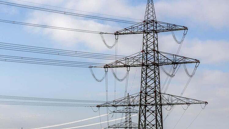 Mehr muss nicht sein: Wenn es nach den lokalen Politikern gehen würde, müsste die bestehende Höchstspannungsleitung zwischen Weidhausen und Sonnefeld nicht ausgebaut werden. Ein gestern vorgestellter Netzstresstest von Tennet hat jetzt zumindest andeutungsweise Chancen aufgezeigt, dass ein weiterer Ausbau des deutschen Stromnetzes gar nicht mehr nötig sein muss. Foto: Bernd Stöckl