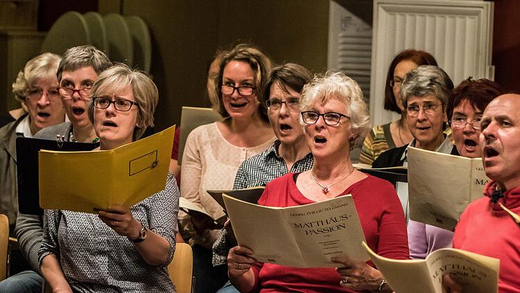 Unter der Leitung von Peter Stenglein bereitet sich der Coburger Bachchor auf die Aufführung von Telemanns Matthäuas-Passion von 1746 vor.Foto: Jochen Berger