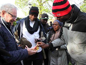 Die witzigen Minischuhe, die Stadtführer Klaus Gäbelein vom Heimatverein mitgebracht hatte, gefielen den Gästen aus Kaya. Fotos: Richard Sänger