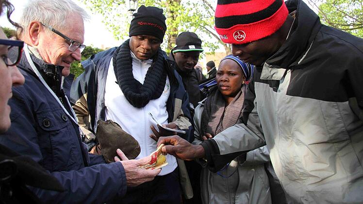 Die witzigen Minischuhe, die Stadtführer Klaus Gäbelein vom Heimatverein mitgebracht hatte, gefielen den Gästen aus Kaya. Fotos: Richard Sänger