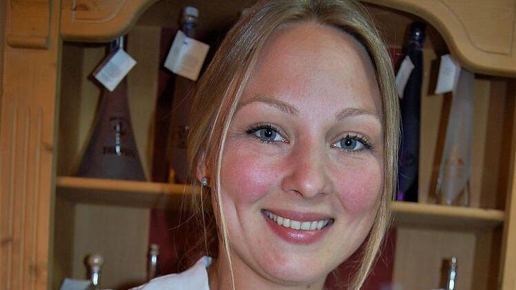 Unterm Quittenbaum: Brennerin Franziska Bischof mit Beispielen ihrer Obstbrände.  Foto: Sigismund von Dobschütz