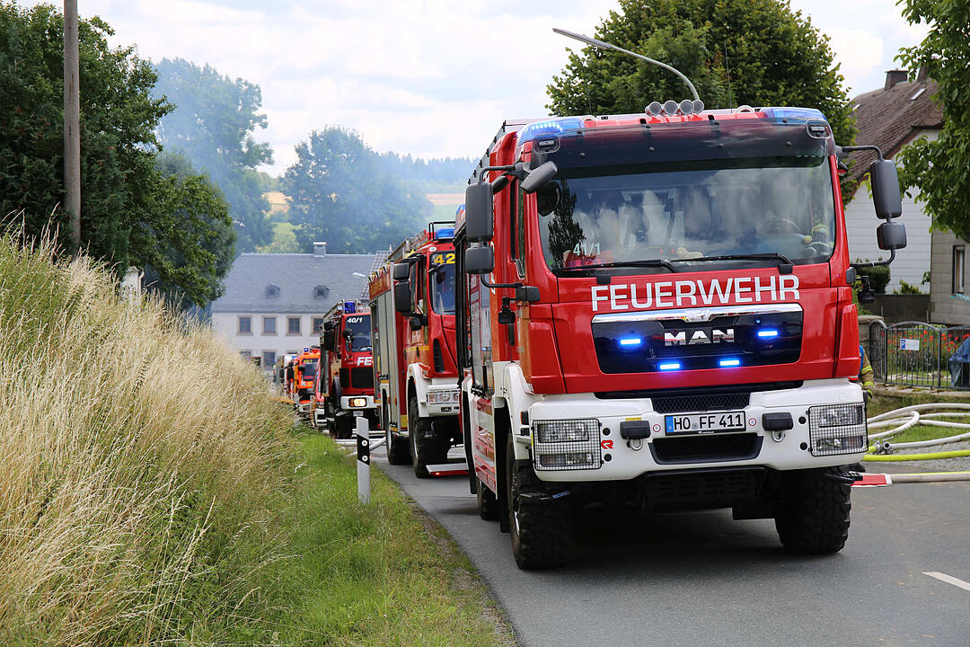 Feuer erweist sich als hartnŠckig - Dachstuhl von Wohnhaus geht in Flammen auf