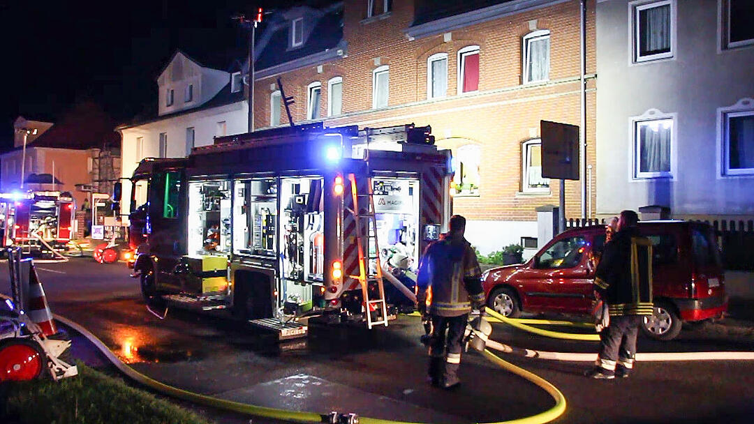 Dachstuhlbrand fordert Feuerwehr: Brandobjekt schwer zugänglich