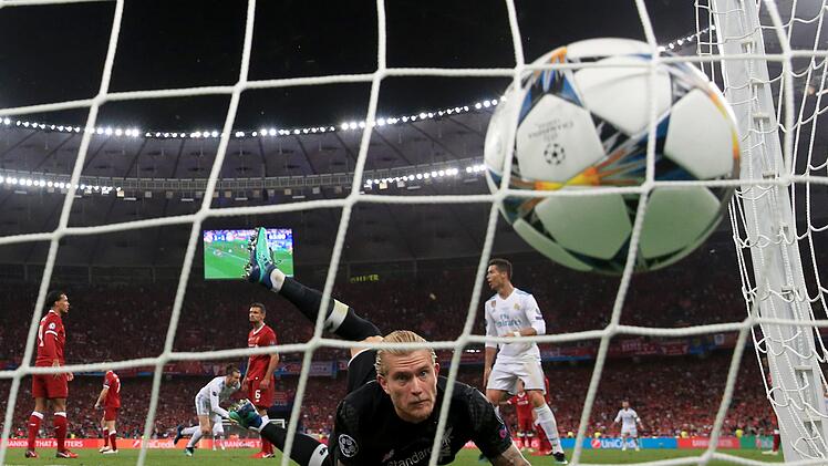 Lange Gesichter bei den Fußballfans: Wer ab September die Spieler der Champions League sehen will, muss bezahlen.  Foto: Nick Potts/dpa