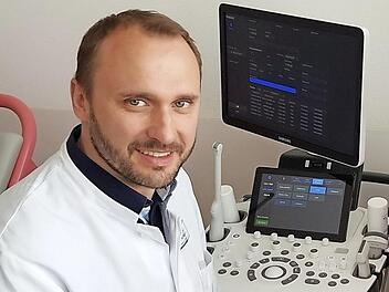 Ohne Maske konnte Matthäus Kupietz seine Patientinnen mit einem Lächeln beruhigen. Foto: Brigitte Krause