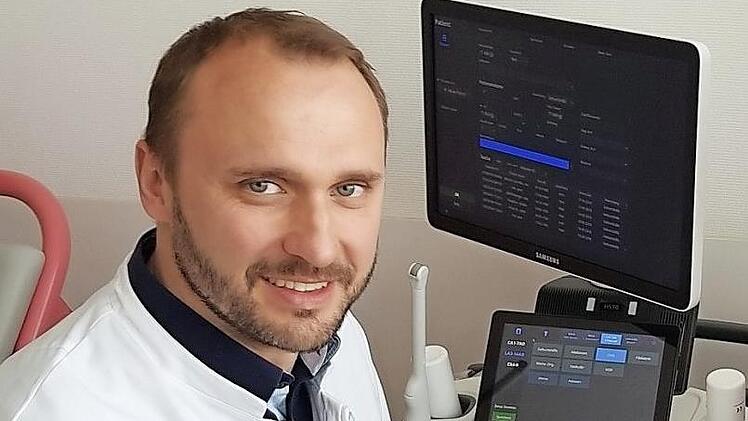 Ohne Maske konnte Matthäus Kupietz seine Patientinnen mit einem Lächeln beruhigen. Foto: Brigitte Krause