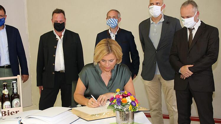Eintrag ins Goldene Buch der Uni und des Gästebuchs der Stadt Kulmbach. Foto: Jürgen Gärtner