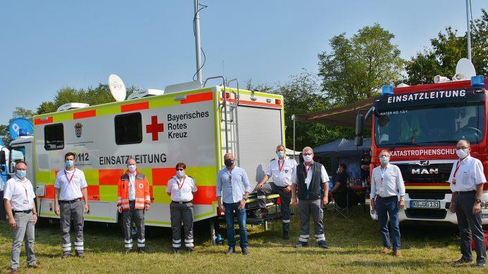 Das Netzwerk war den Verantwortlichen ganz wichtig, die bei einer Führung mit Dr. Michael Mast deshalb auch die Verbindung mit der Feuerwehr deutlich machten. Das Foto zeigt von links:  BRK Bezirksgeschäftsführer Harald Erhard, stellv. Bezirksbereitschaftsleiter Alexander Kretz, Kreisvorsitzender Dr. Alexander Siebel,  stellv. Landesbereitschaftsleiterin Petra Luber, Bürgermeister Michael Kastl, Landesfachdienstleiter IuK Dr. Michael Mast, amtierender Landesbereitschaftsleiter Dieter Hauenste...